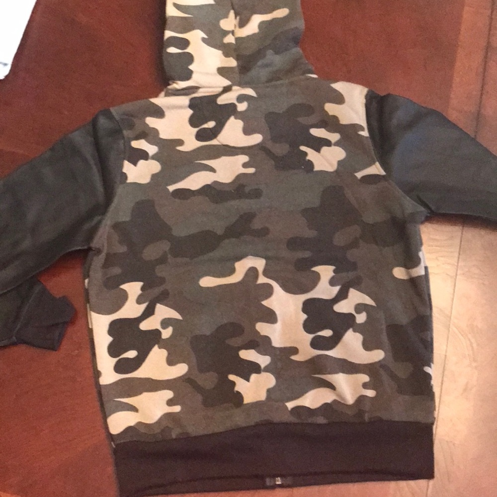 Red Fox Camo Jacket/Sweatshirt. - Picture 6 of 7